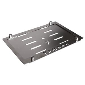 Ruostumattomasta teräksestä valmistettu aluslevy SK-merkkikilven alla Yamaha