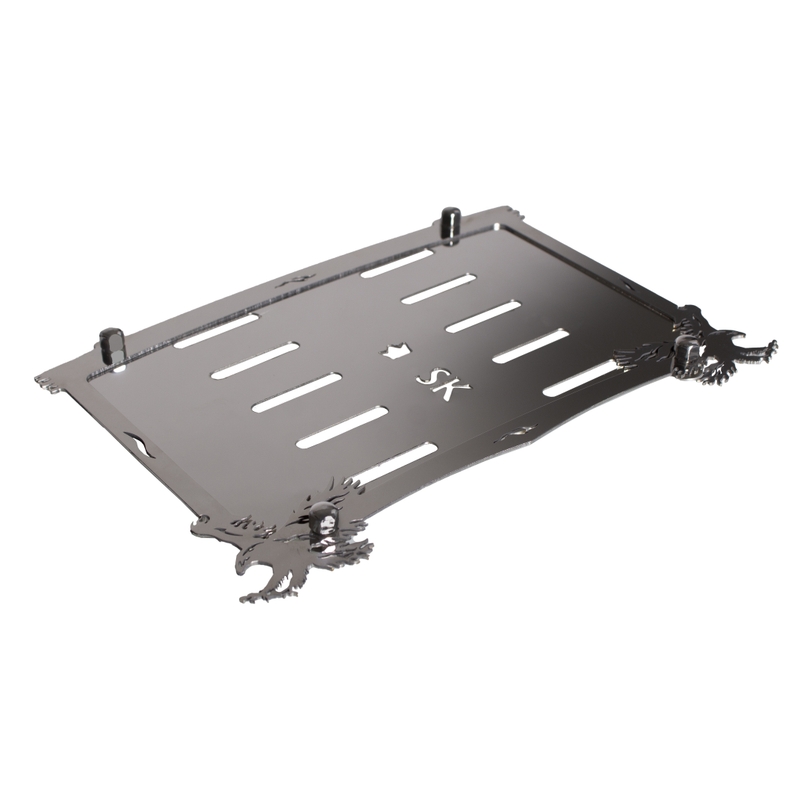 Ruostumattomasta teräksestä valmistettu tyyny SK-merkkikilven alla Kotkat