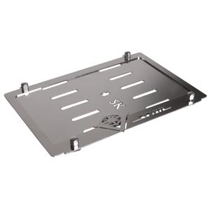 Ruostumattomasta teräksestä valmistettu aluslevy rekisterikilven alla Vstar