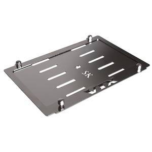 Ruostumattomasta teräksestä valmistettu aluslevy rekisterikilven alla VTX