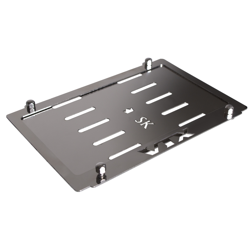 Ruostumattomasta teräksestä valmistettu aluslevy rekisterikilven alla VTX