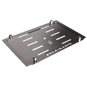 Ruostumattomasta teräksestä valmistettu aluslevy Hondan rekisterikilven alla