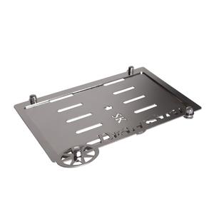 Ruostumattomasta teräksestä valmistettu alusta SK-merkkikilven alla Drag Star