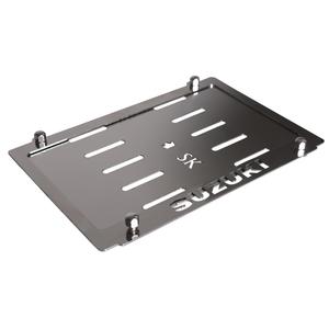 Ruostumattomasta teräksestä valmistettu aluslevy rekisterikilven alla Suzuki