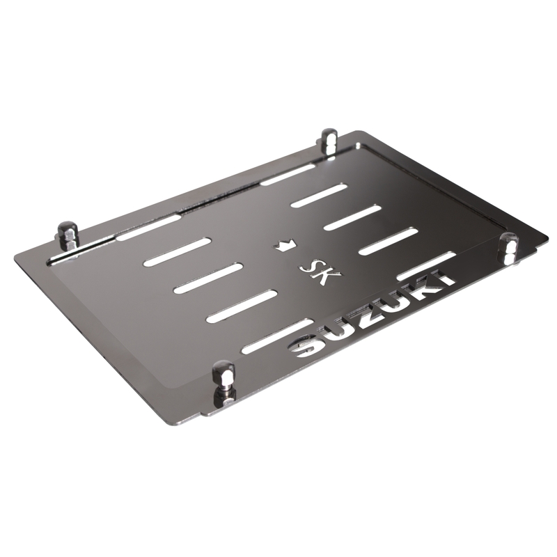 Ruostumattomasta teräksestä valmistettu aluslevy rekisterikilven alla Suzuki