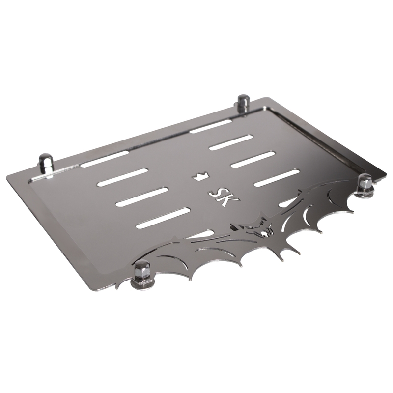 Ruostumattomasta teräksestä valmistettu aluslevy SK-tunnuskilven alla Bat