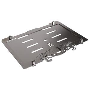 Ruostumattomasta teräksestä valmistettu aluslevy SK-numerokilven alla Hevoset