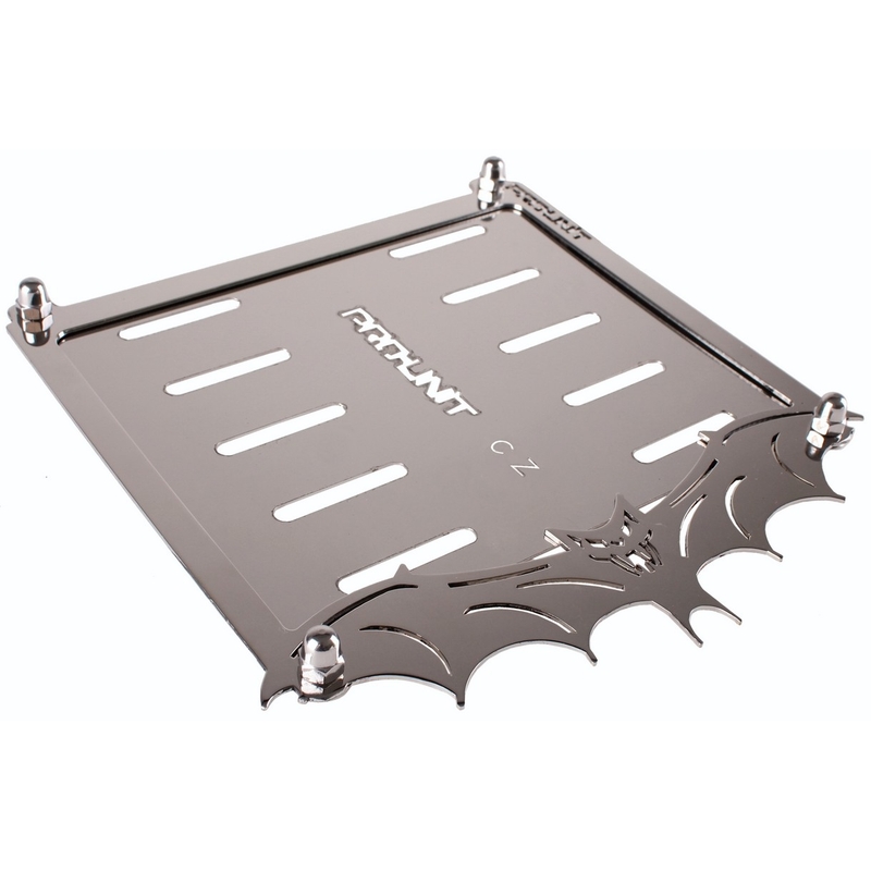 Ruostumattomasta teräksestä valmistettu tyyny CZ-tunnuskilven alla Bat