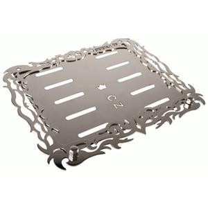 Ruostumattomasta teräksestä valmistettu aluslevy Cayennen rekisterikilven alla