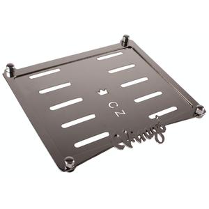 Ruostumattomasta teräksestä valmistettu tyyny CZ Viragon rekisterikilven alla Virago