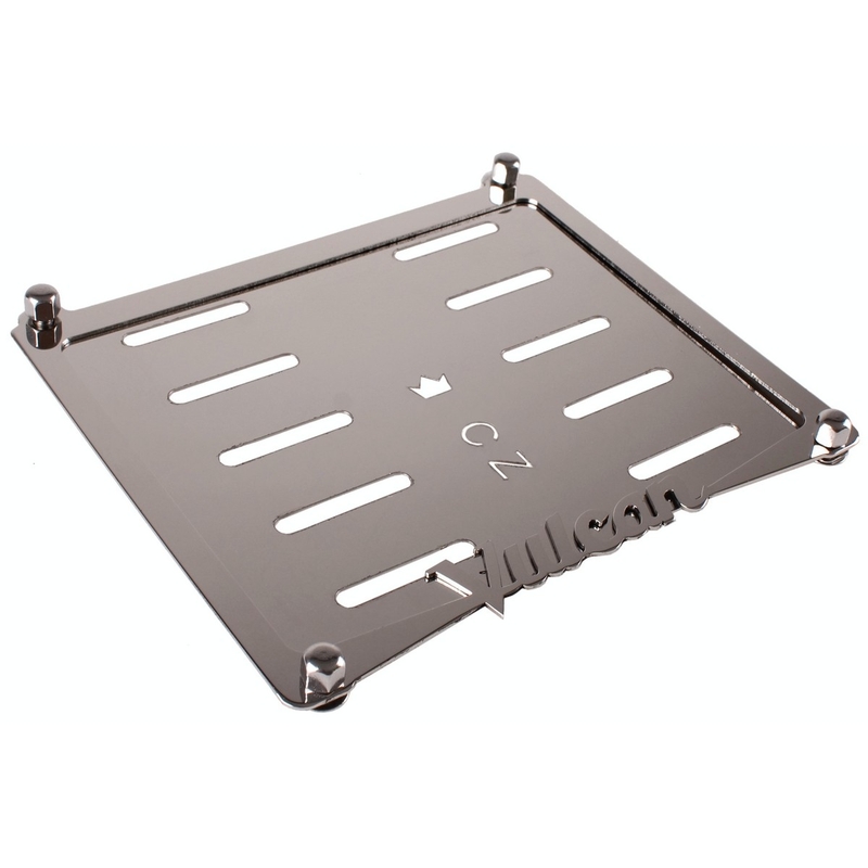 Ruostumattomasta teräksestä valmistettu aluslevy CZ-tunnuskilven Vulcan alla.