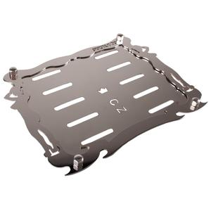 Ruostumattomasta teräksestä valmistettu tyyny CZ-tunnuskilven alla Hyvät naiset