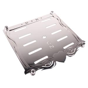 Ruostumattomasta teräksestä valmistettu tyyny CZ-tunnuskilven alla Sydän