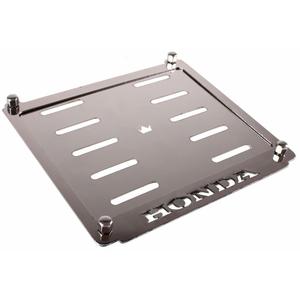 Ruostumattomasta teräksestä valmistettu aluslevy CZ-tunnuskilven alla Honda