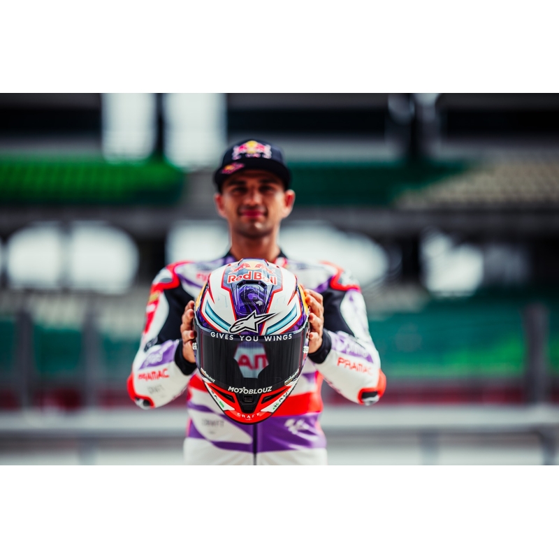 Alpinestars Supertech R-10 Team hiilikuituinen punainen ja valkoinen integraalinen moottoripyöräilykypärä.