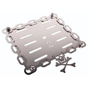 Ruostumattomasta teräksestä valmistettu tyyny CZ-tunnuskilven alla Kallo