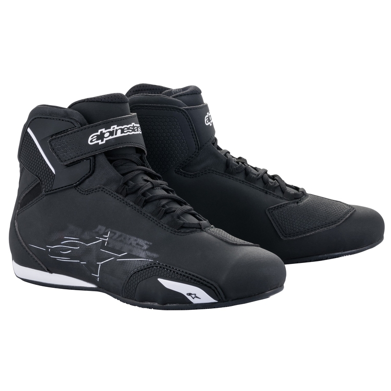 Alpinestars Sector Mustavalkoinen Moottoripyöräilykengät