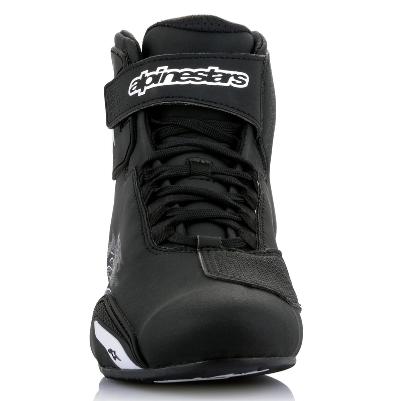Alpinestars Sector Mustavalkoinen Moottoripyöräilykengät