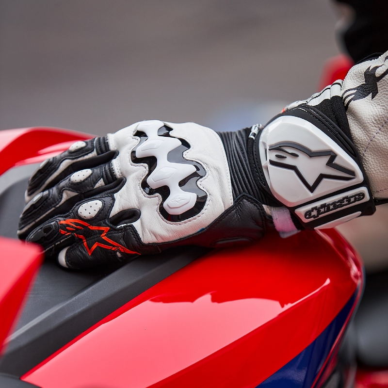 Alpinestars GP PRO R 4 moottoripyöräilyhanskat musta ja valkoinen