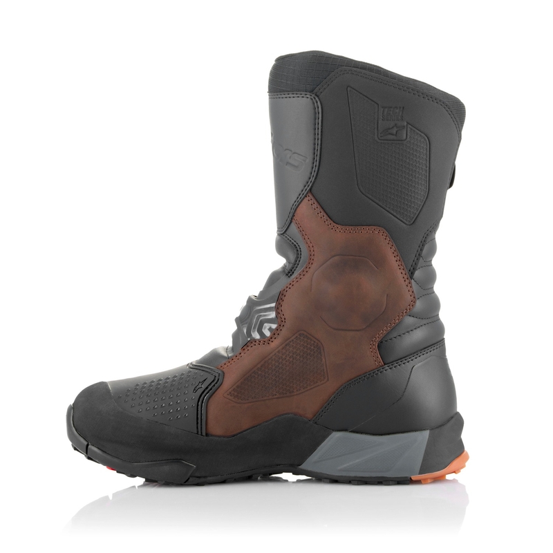 Alpinestars XT-8 GORE-TEX mustat ja ruskeat moottoripyöräsaappaat.