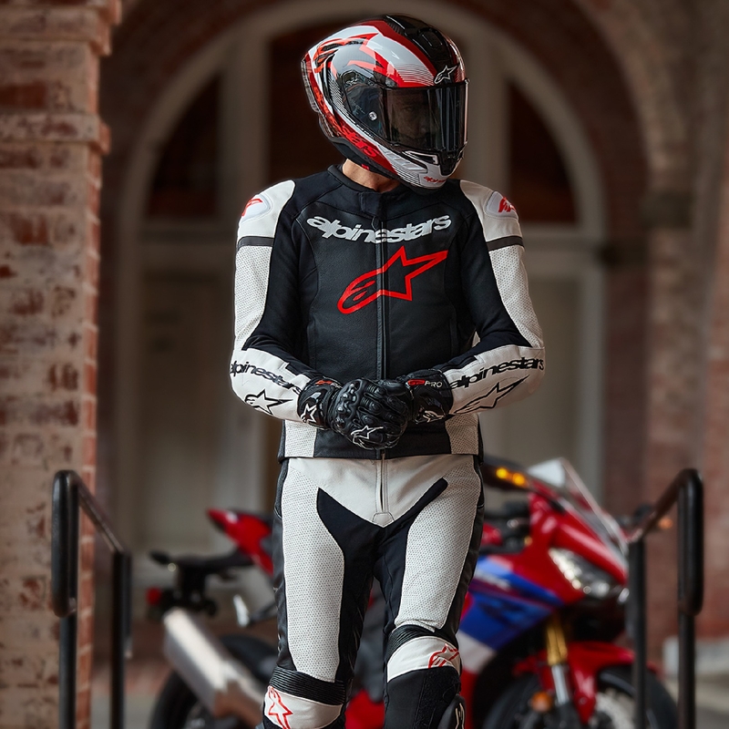Alpinestars GP Force Lurv valkoinen-musta-fluo-punainen nahkainen kaksiosainen haalari.