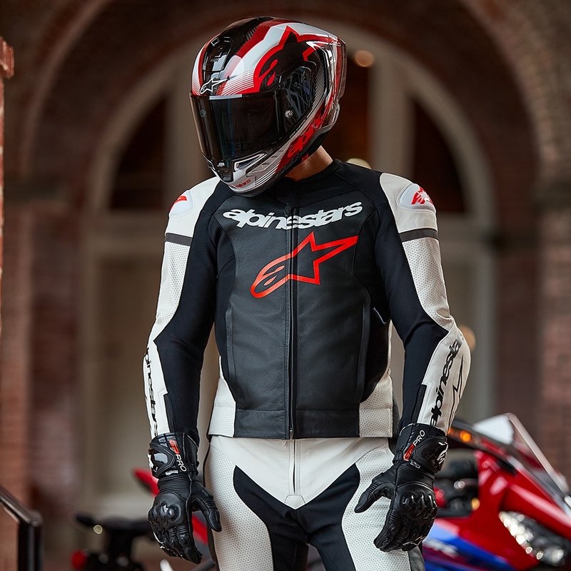 Alpinestars GP Force Lurv valkoinen-musta-fluo-punainen nahkainen kaksiosainen haalari.