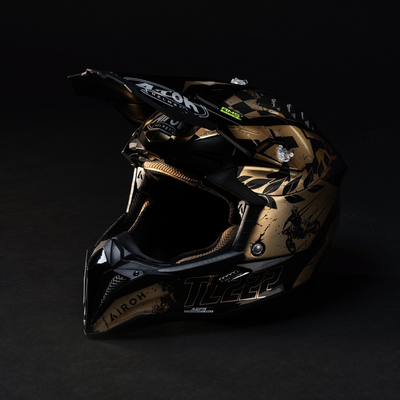 Motocross kypärä Airoh Aviator 3.0 "TC 222 THE LEGEND" musta-kultainen