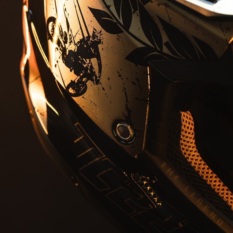 Motocross kypärä Airoh Aviator 3.0 "TC 222 THE LEGEND" musta-kultainen