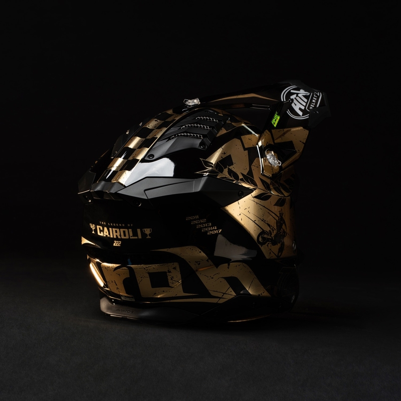 Motocross kypärä Airoh Aviator 3.0 "TC 222 THE LEGEND" musta-kultainen