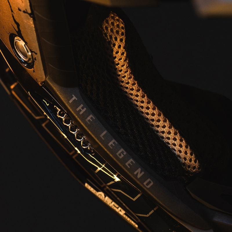 Motocross kypärä Airoh Aviator 3.0 "TC 222 THE LEGEND" musta-kultainen