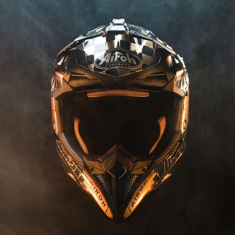 Motocross kypärä Airoh Aviator 3.0 "TC 222 THE LEGEND" musta-kultainen