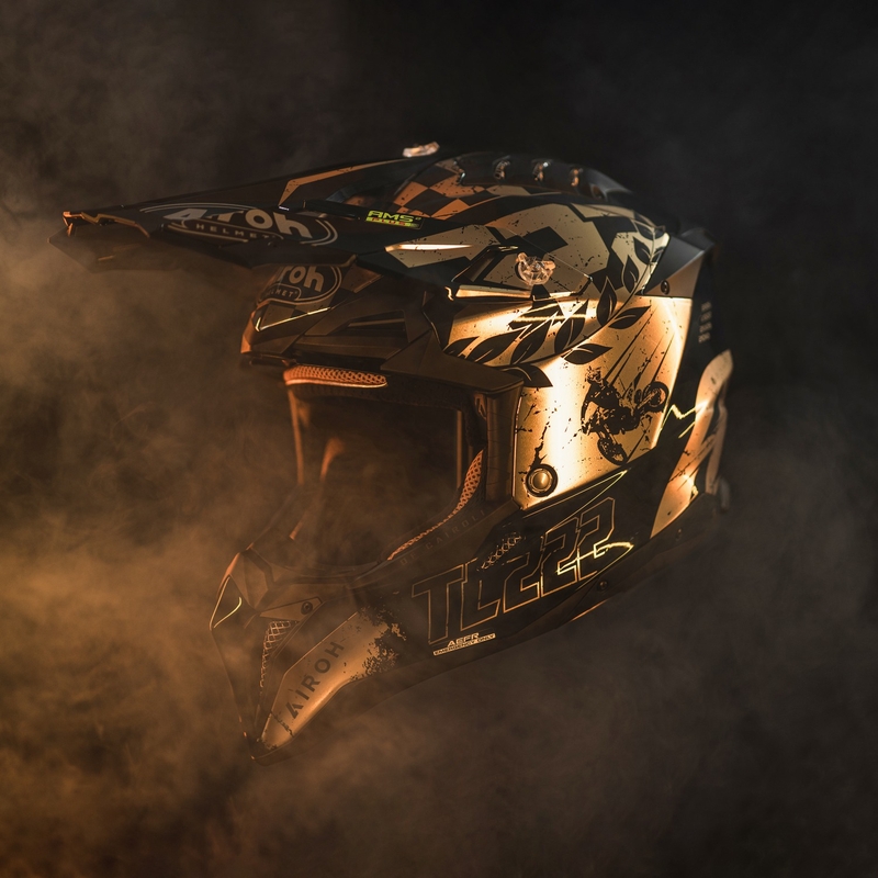 Motocross kypärä Airoh Aviator 3.0 "TC 222 THE LEGEND" musta-kultainen