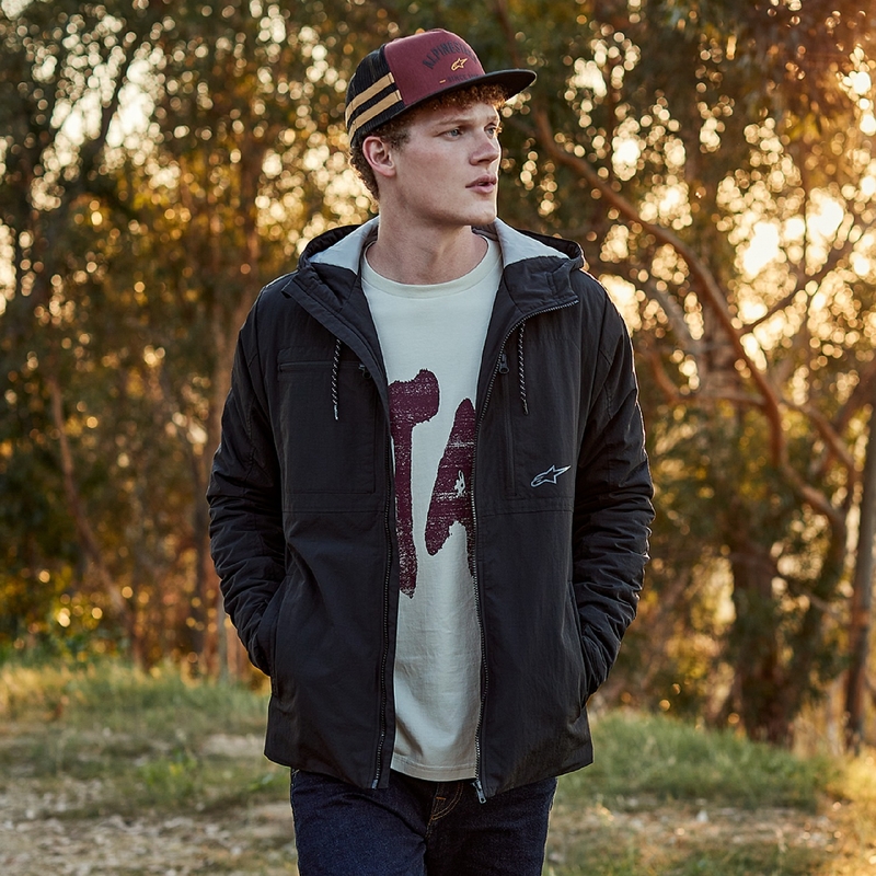Kšiltovka Alpinestars Backline Trucker cihlově červeno-černo-zlatá