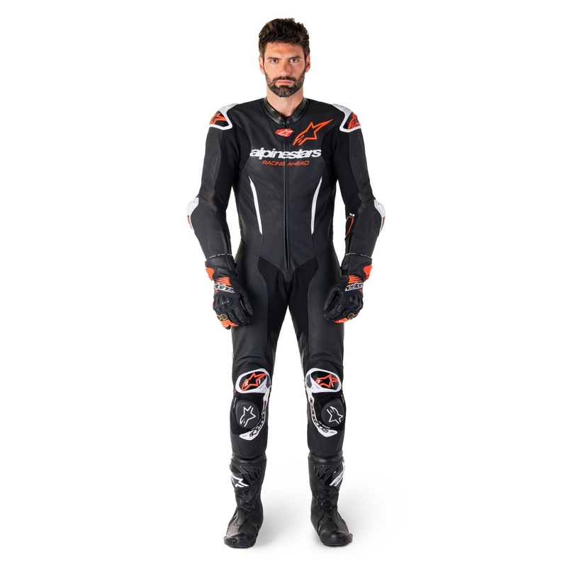 Alpinestars GP-R7 Tech-Air valmis/yhteensopiva musta-valko-fluo-punainen yksiosainen nahkainen moottoripyöräpuku.