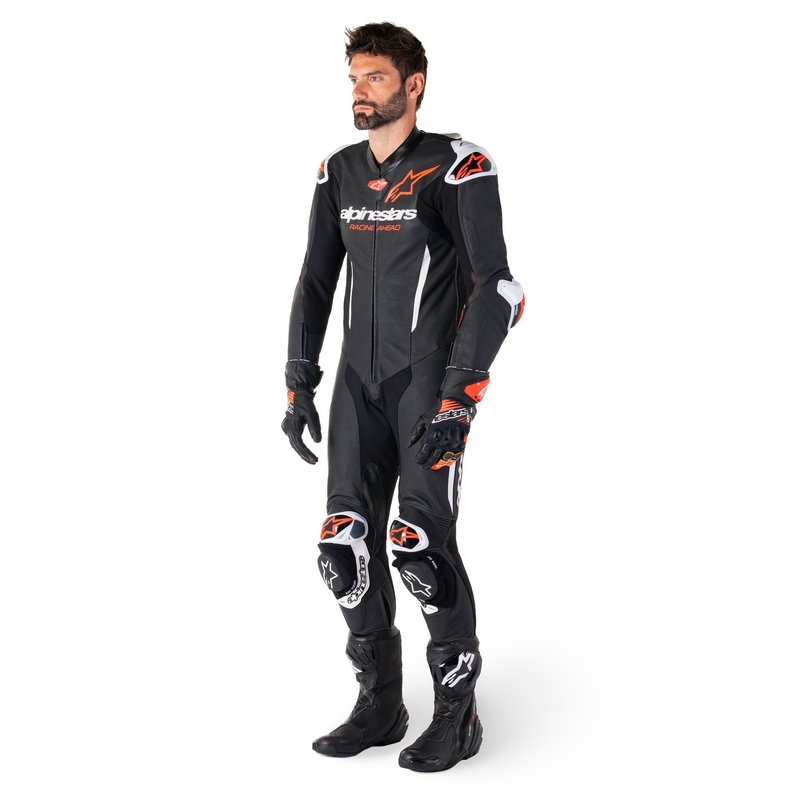 Alpinestars GP-R7 Tech-Air valmis/yhteensopiva musta-valko-fluo-punainen yksiosainen nahkainen moottoripyöräpuku.