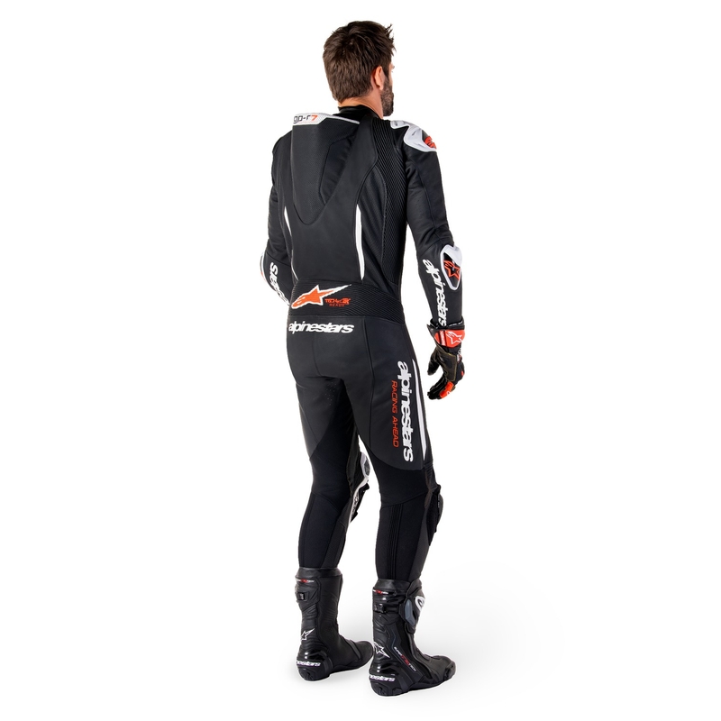 Alpinestars GP-R7 Tech-Air valmis/yhteensopiva musta-valko-fluo-punainen yksiosainen nahkainen moottoripyöräpuku.