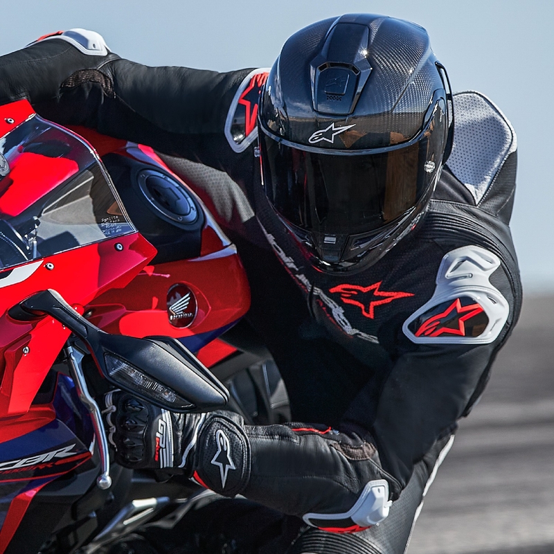 Alpinestars GP-R7 Tech-Air valmis/yhteensopiva musta-valko-fluo-punainen yksiosainen nahkainen moottoripyöräpuku.