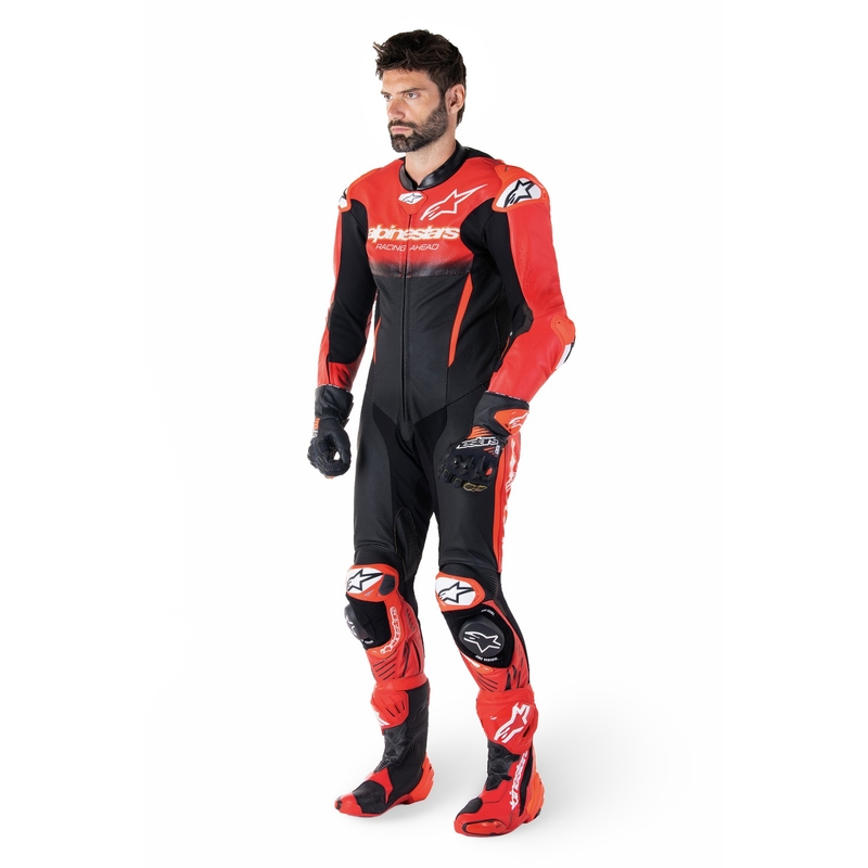 Alpinestars GP-R7 Tech-Air valmis/yhteensopiva musta/punainen yksiosainen nahkapuku.