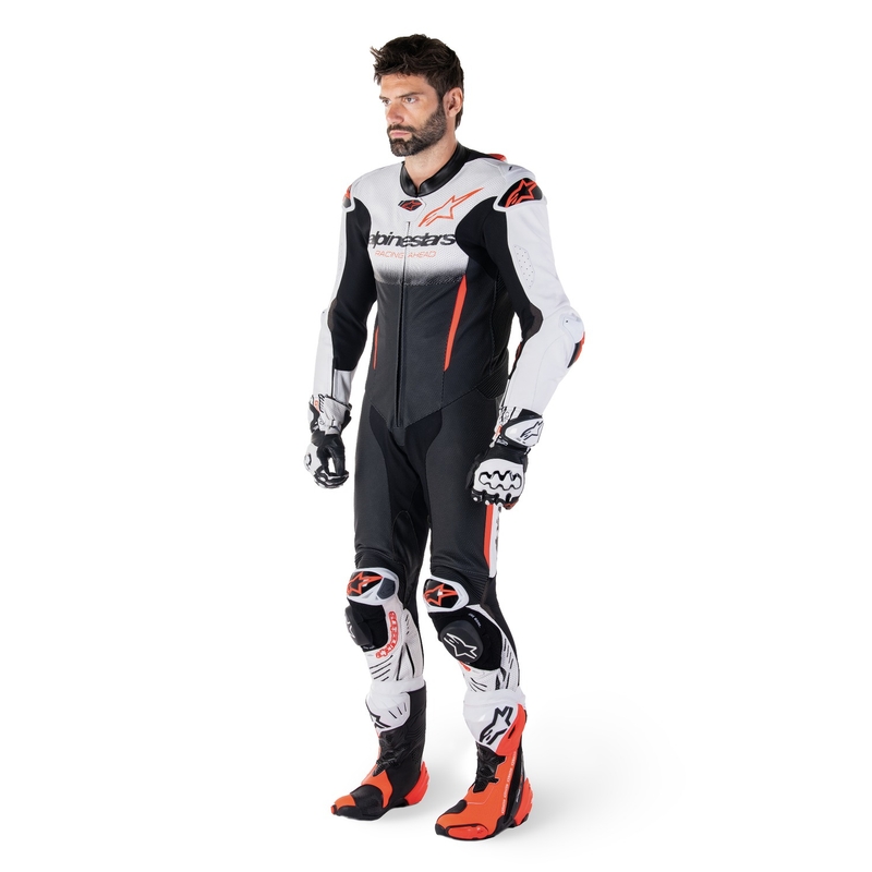 Alpinestars GP-R7 Tech-Air valmis/yhteensopiva valko-musta-fluo-punainen yksiosainen nahkapuku.
