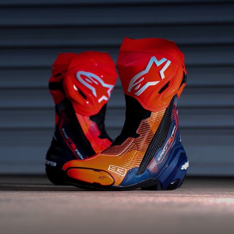 Alpinestars Supertech R Vented rajoitettu painos MM93 Marc Marquez fluo punainen-sininen-musta moottoripyöräsaappaat