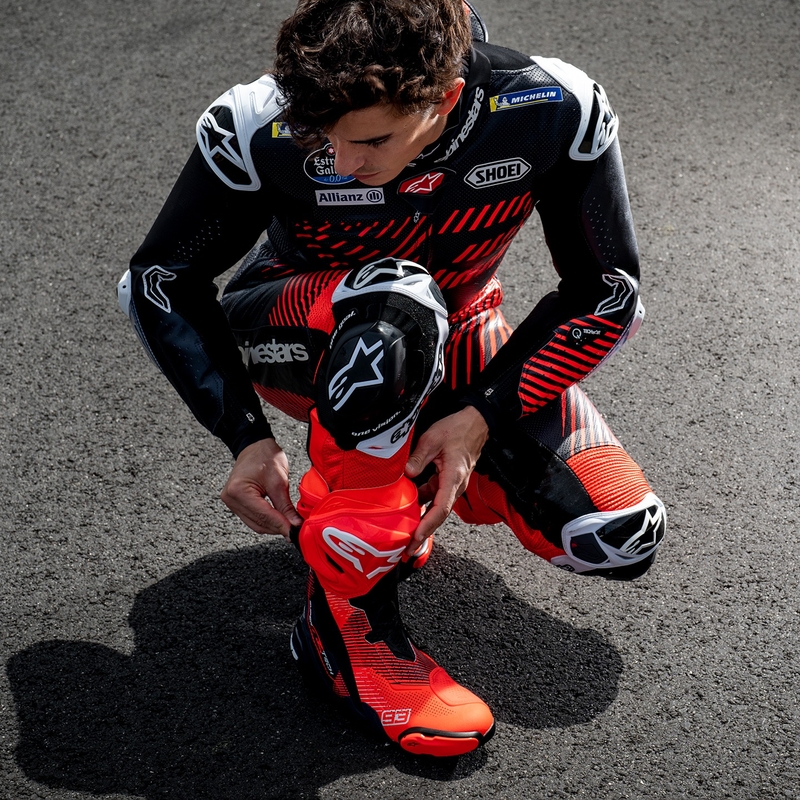 Alpinestars Supertech R Vented rajoitettu painos MM93 Marc Marquez fluo punainen-sininen-musta moottoripyöräsaappaat