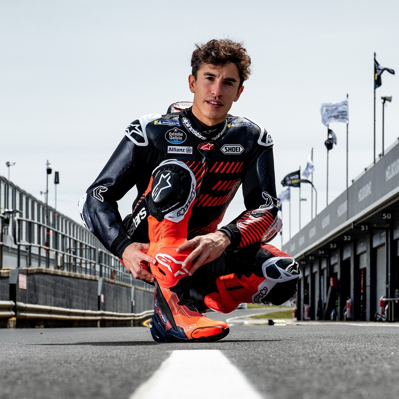 Alpinestars Supertech R Vented rajoitettu painos MM93 Marc Marquez fluo punainen-sininen-musta moottoripyöräsaappaat