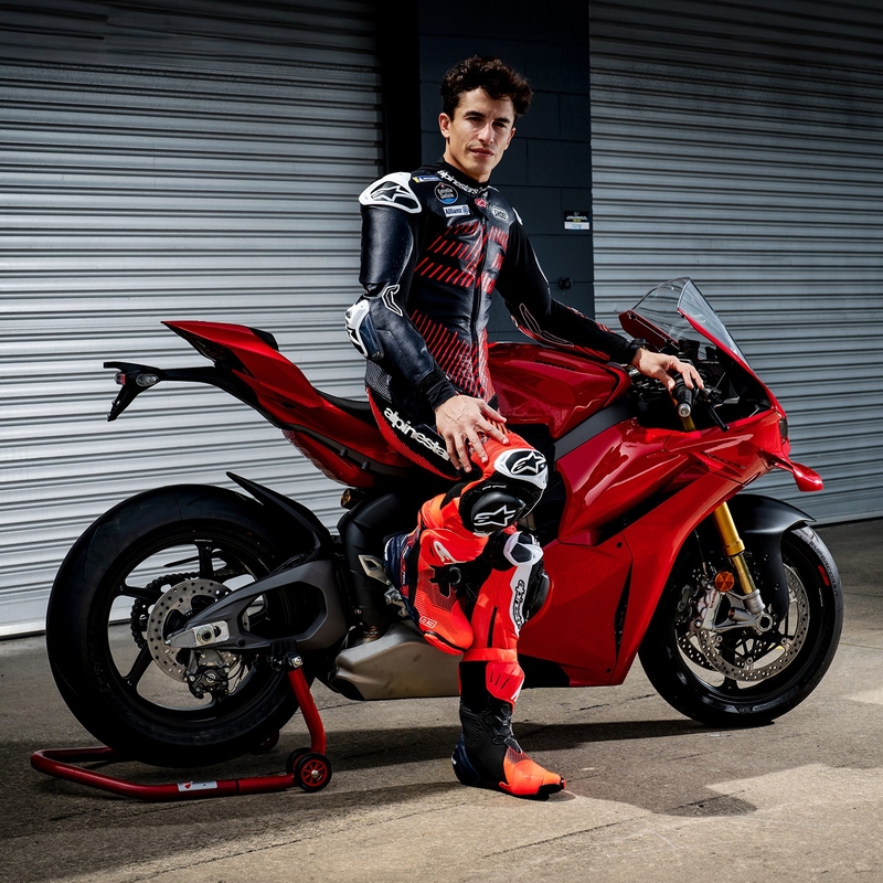Alpinestars Supertech R Vented rajoitettu painos MM93 Marc Marquez fluo punainen-sininen-musta moottoripyöräsaappaat