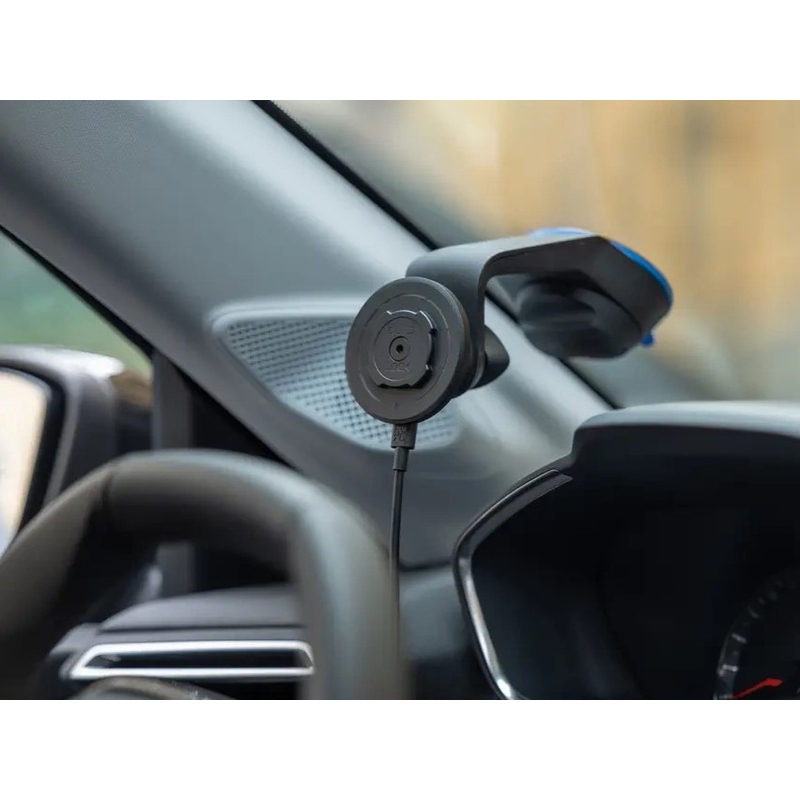Puhelimen pidike imukupilla tuulilasiin ja kojelautaan Quad Lock® tuulilasiin/kojelautaan kiinnitettävään autotelineeseen.