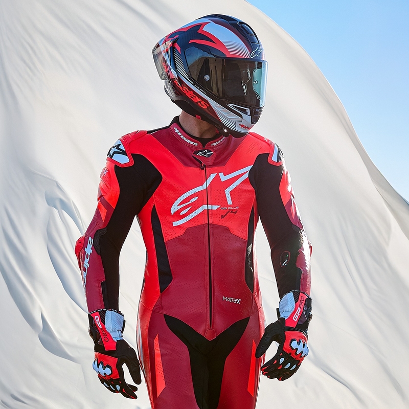 Alpinestars GP Plus V4 Sprint, Tech-air yhteensopiva fluo-punainen, punainen, valkoinen ja musta yksiosainen nahkainen moottoripyöräpuku.