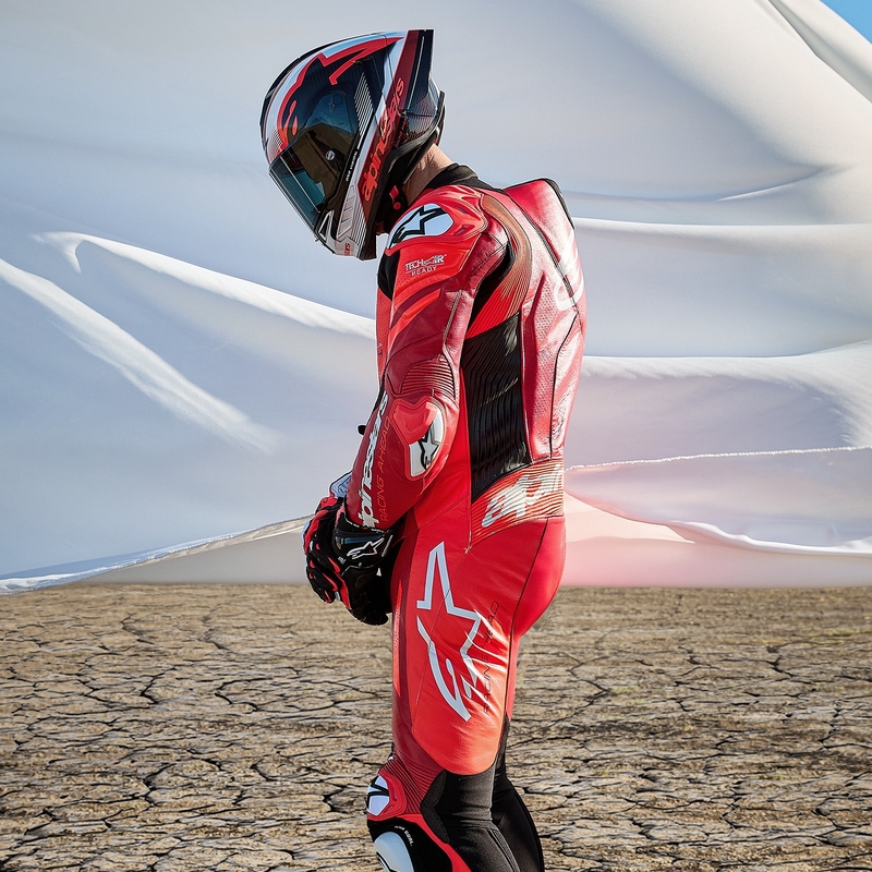 Alpinestars GP Plus V4 Sprint, Tech-air yhteensopiva fluo-punainen, punainen, valkoinen ja musta yksiosainen nahkainen moottoripyöräpuku.