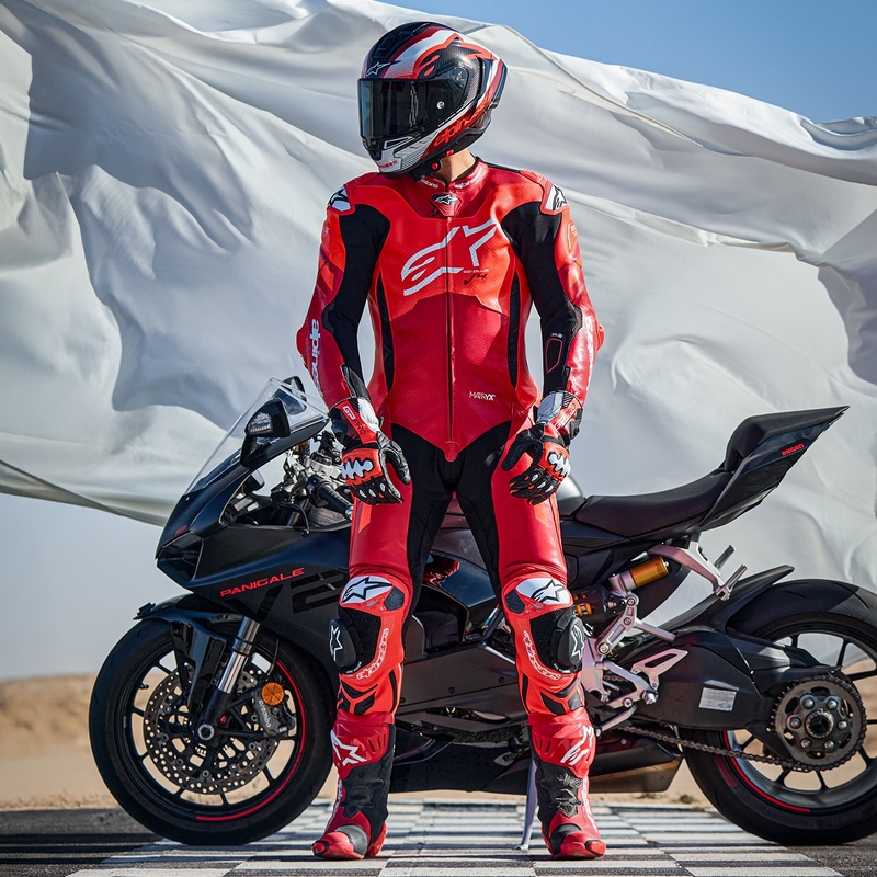 Alpinestars GP Plus V4 Sprint, Tech-air yhteensopiva fluo-punainen, punainen, valkoinen ja musta yksiosainen nahkainen moottoripyöräpuku.