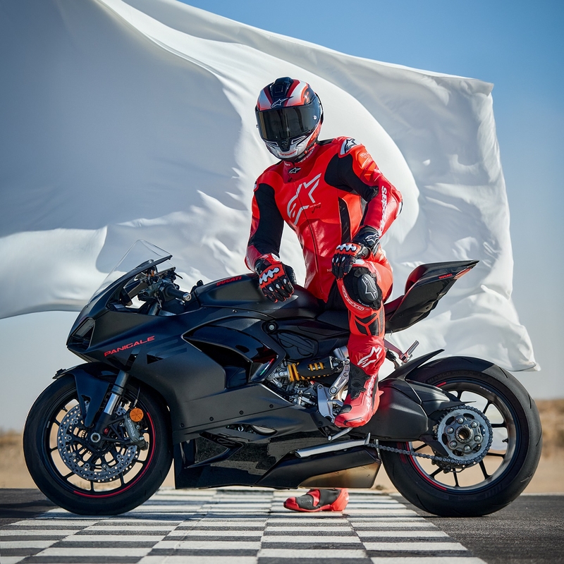 Alpinestars GP Plus V4 Sprint, Tech-air yhteensopiva fluo-punainen, punainen, valkoinen ja musta yksiosainen nahkainen moottoripyöräpuku.