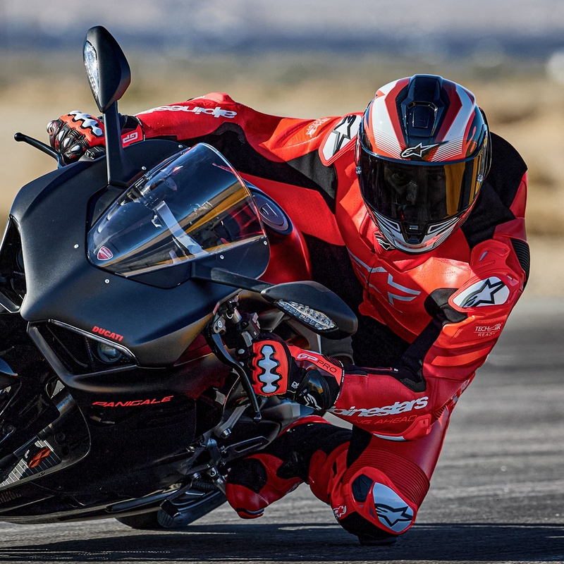 Alpinestars GP Plus V4 Sprint, Tech-air yhteensopiva fluo-punainen, punainen, valkoinen ja musta yksiosainen nahkainen moottoripyöräpuku.