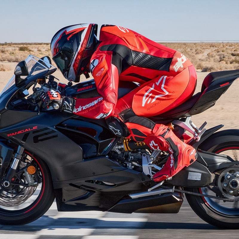 Alpinestars GP Plus V4 Sprint, Tech-air yhteensopiva fluo-punainen, punainen, valkoinen ja musta yksiosainen nahkainen moottoripyöräpuku.